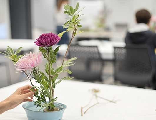 Participants are arranging flowers 